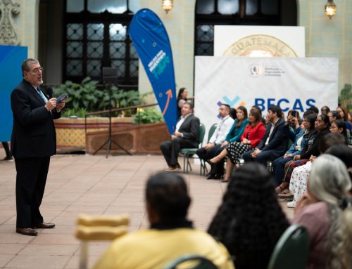 Presidente Bernardo Arévalo dialoga con primera generación de becarios