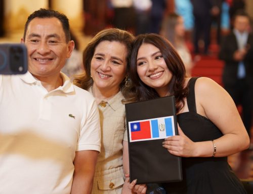 70 jóvenes reciben becas para estudio superior en el extranjero